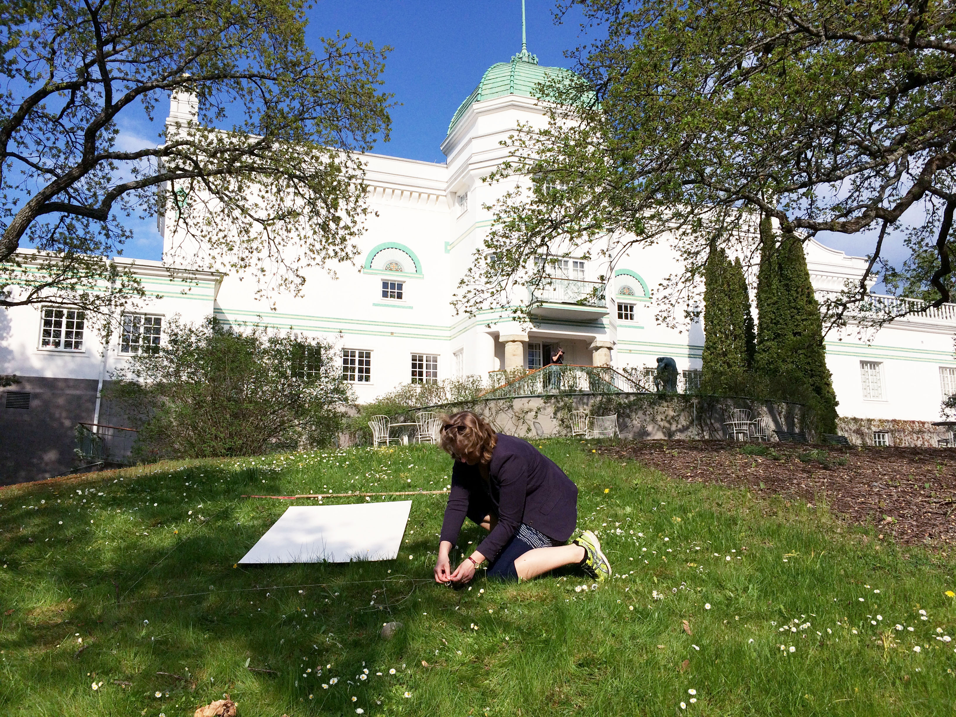 Konstnären Ebba Bohlin förbereder sitt verk inför utställningen The Garden Party – samtida svensk skulptur.