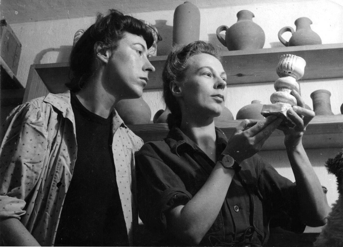 Gocken och Lisbet Jobs i keramikverkstaden i Västanvik, Leksand, 1943. Fotograf okänd