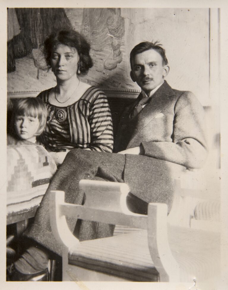 Axel Törneman med hustrun, sångerskan Gudrun Törneman (f. Høyer-Ellefsen) och sonen Algot, ca 1913. Ur Signe och Yngves familjealbum