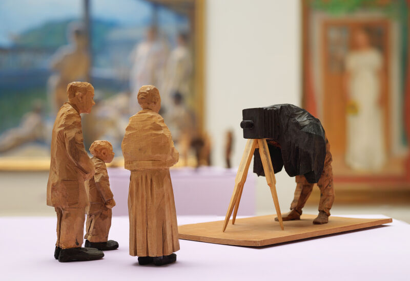 Axel Döderhultarn Petersson, Hos fotografen, Döderhultarnmuseet i Oskarshamn. Foto: Per Myrehed