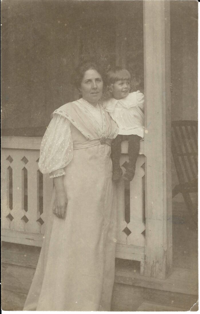 Elsa och Bo, f 1906, på trappan till huset i Liljendal, Ramsberg, där familjen Beskow bodde i ca 1 ½ år.
Här arbetade Elsa med boken Tomtebobarnen. De nu fyra sönerna var modeller till de små
tomtebarnen. Bo var minstingen Tusse.