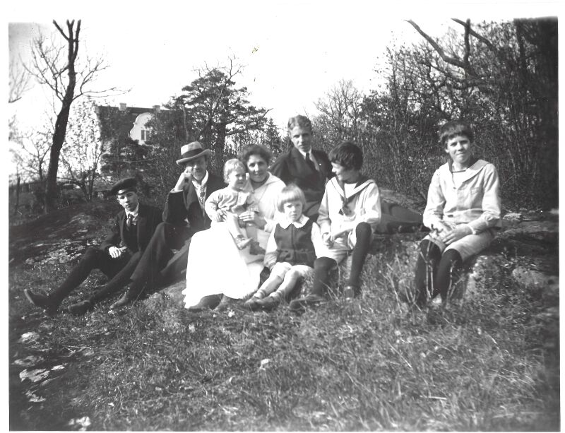 Familjen Beskow på Ekelidens tomt i Djursholm, omkring 1916.
Från vänster Gunnar, f 1901, Natanael, Elsa med Dag, f 1914, Göran, f 1910,
bakom honom Stig, f 1898 så Bo, f 1906 och längst till höger Börje, f 1903