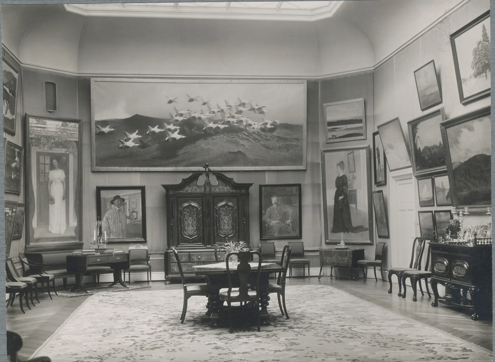 Interiör från Thielska Galleriet, från Per Widéns text. Foto: Oscar Ellqvist, Stockholms stadsmuseum